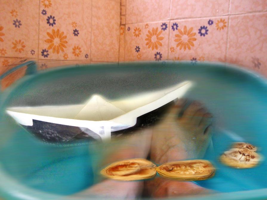 scialuppe in mare..  ( irr- ritante )