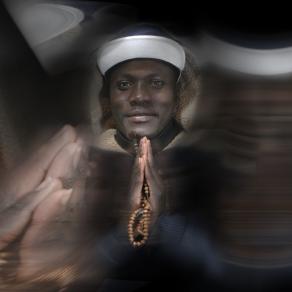 prega fratello prega il tuo dio. fai vibrare la tua anima.