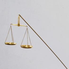 Particolare di IDENTICA VISIONE, 2013, ottone kg 12, ferro, due denti. Dimensioni ambientali.