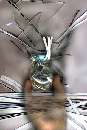 manipolo la carta fotografica per incapsularla, inviandola nel futuro.