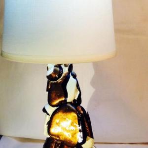 Pàjaros, 2013, cm 14x10x37, diametro paralume cm 15, acrilico e smalto su sassi, lampada da tavolo, pezzo unico.