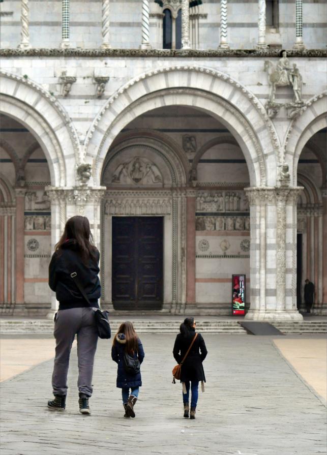 Three girls visiting Lucca, because of architectural barriers, one of them will not be able to enter
