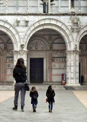 Three girls visiting Lucca, because of architectural barriers, one of them will not be able to enter
