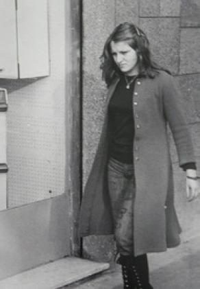 la ragazza dai jeans disegnati