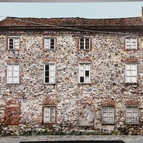 casa di mattoni bianchi