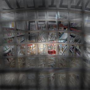 La grande madre ci nutre ,ma  ci mette dietro le sbarre.