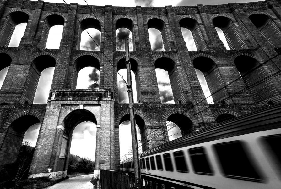 Acquedotto Vanvitelliano e treno, Caserta