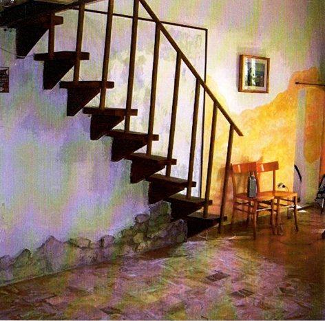 La scala a sbalzo con mensole;  in legno armato.