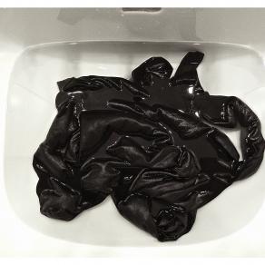 Bucato a mano, nero lutto.