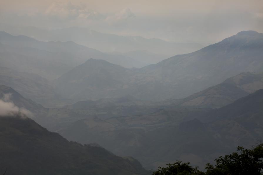 MUY CERCA O MUY LEJOS LAS COSAS SE PARECEN / UP CLOSE OR FAR AWAY THINGS LOOK ALIKE 