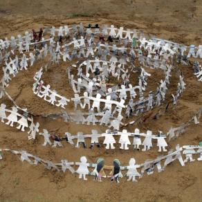 "Casca la terra - tutti giù per terra"