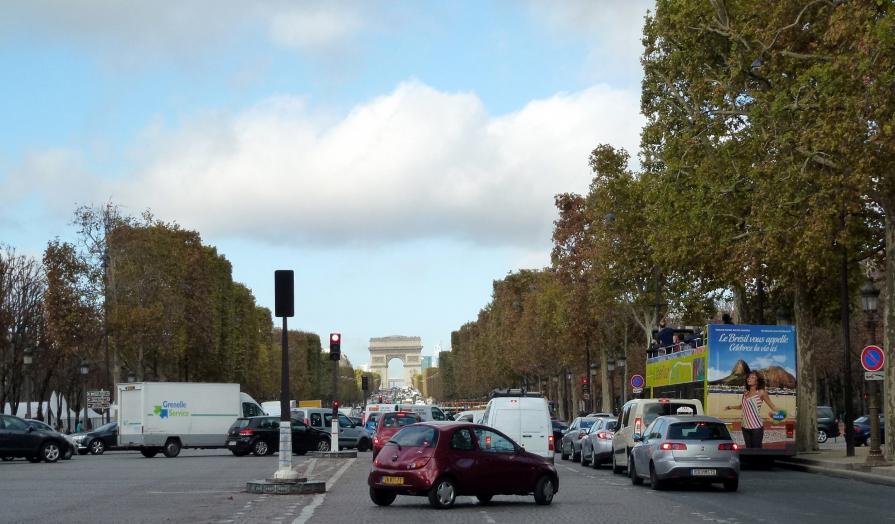 Trafic sur les Champs Elysées 