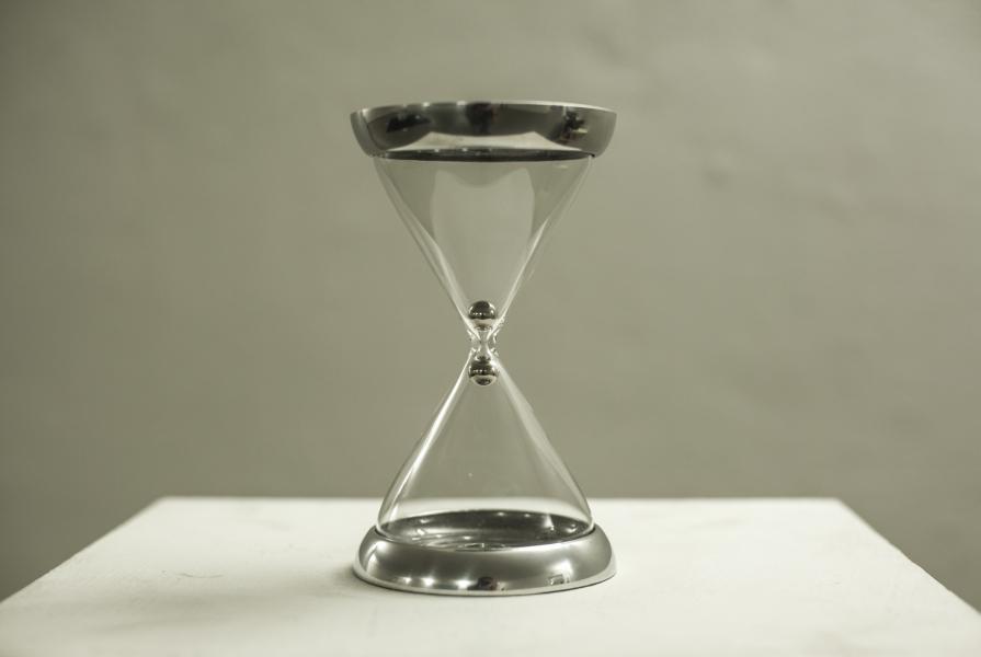 Senza titolo (clessidra con magneti
