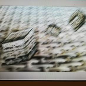 Colazione a Rovereto.un soffio di vento sul tavolino.