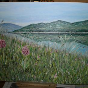 Paesaggio lacustre con orchidee selvatiche