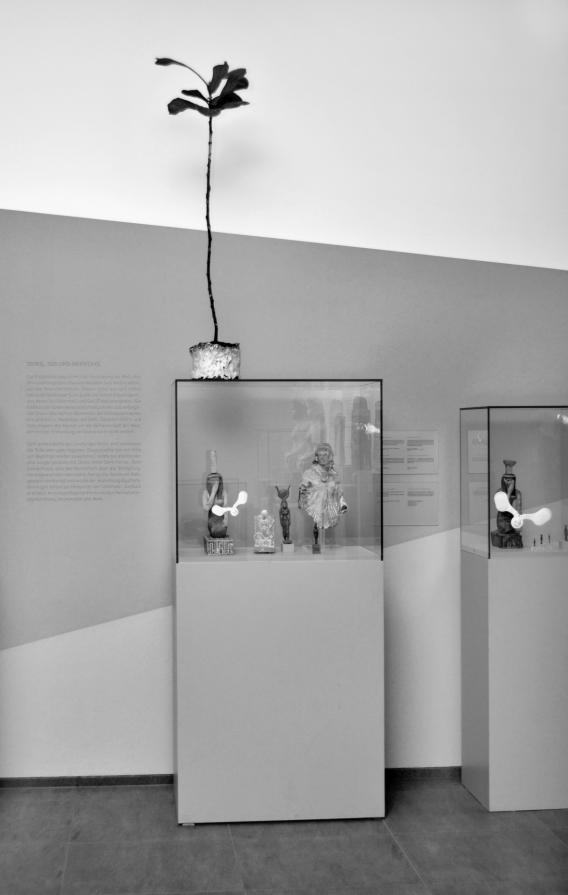 Denk mal: wachstum, 2014 violin fig on Isis, glazed ceramic Ø 30 cm, h: app. 140 cm