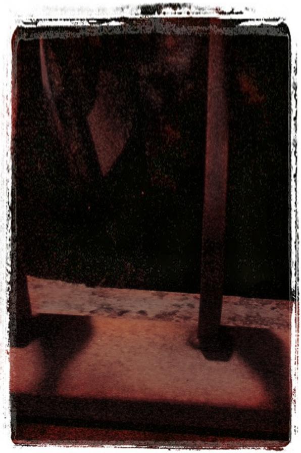 dietro o dentro le sbarre by night.