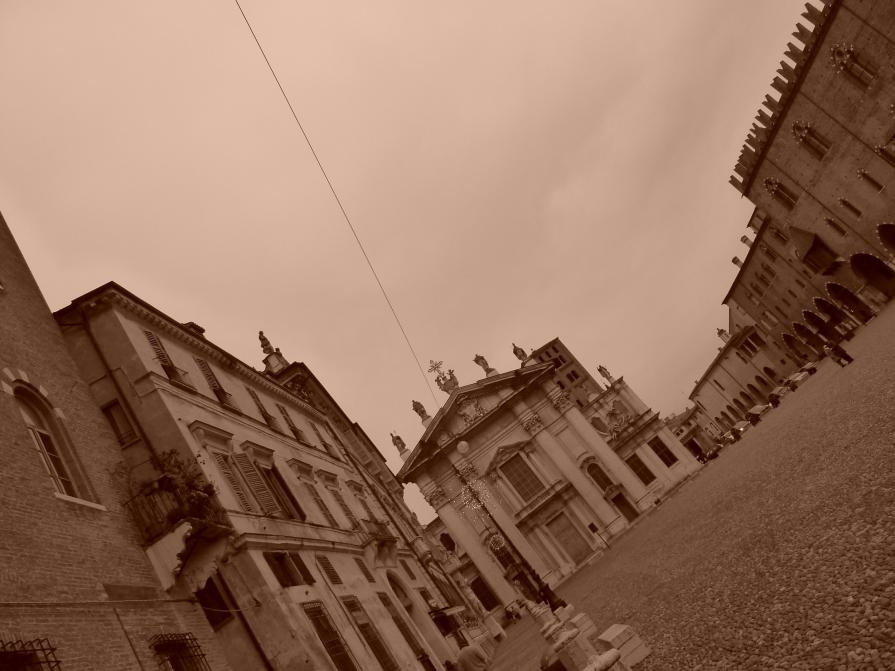 MANTOVA, piazza Sordello.