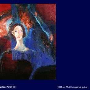 ritratto su fondo blu