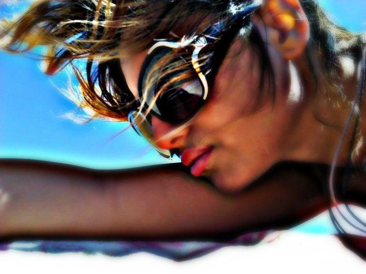 Nei capelli la luce rossa dei coralli...