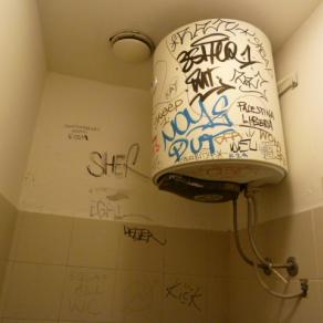 LO SCALDABAGNO DELLA TOILETTE DELLA 55ma Biennale d'Arte di Venezia all'Arsenale.