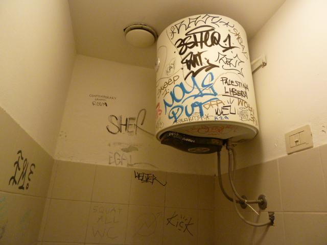 LO SCALDABAGNO DELLA TOILETTE DELLA 55ma Biennale d'Arte di Venezia all'Arsenale.