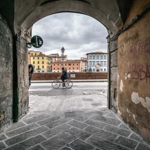 Capriccio con donna incappucciata, ciclista e Palazzo Blu sul Lungarno Pacinotti