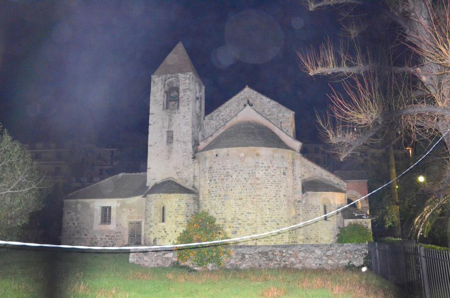 La Chiesa di San Paragorio di Noli (Sv) avvolta da nebbiolina psicogena