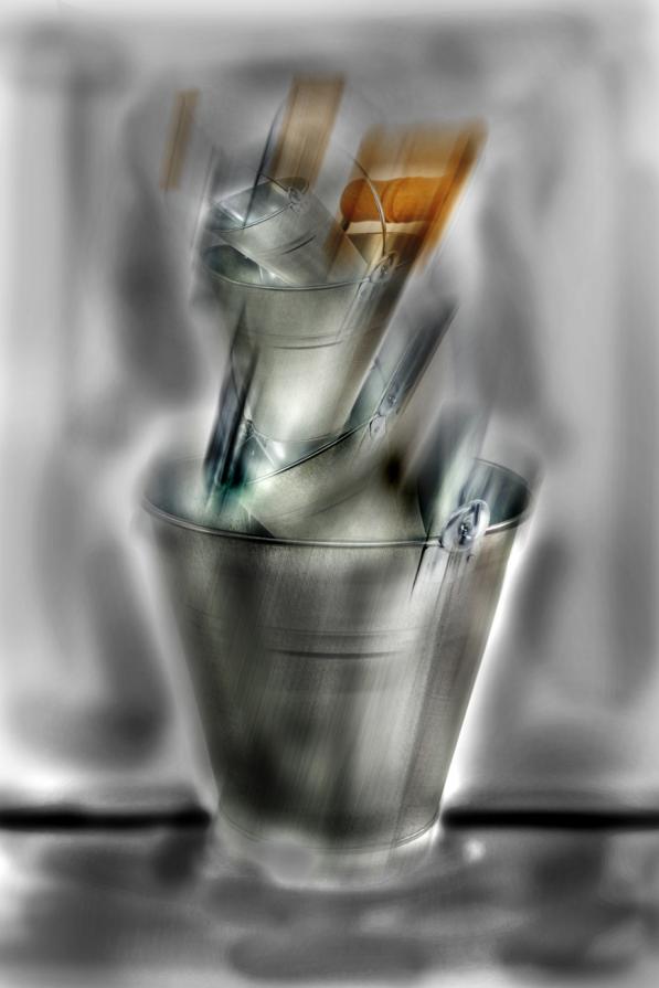 ognuno di noi riempia il secchio con la propria anima,la somma disegnera un mondo migliore