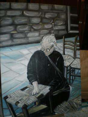 Vecchietta che impaglia sedie