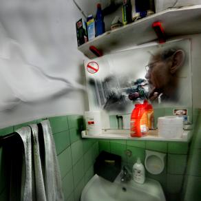 questo è l'ultimo posto dove potete fumare.condannati a morte dallo stato...  il fumo ti uccide.