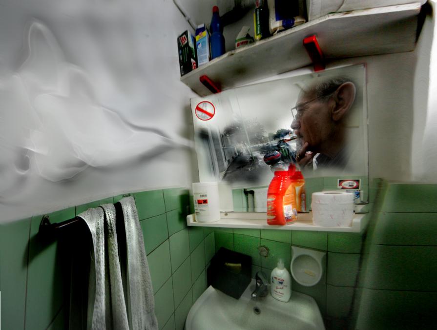 questo è l'ultimo posto dove potete fumare.condannati a morte dallo stato...  il fumo ti uccide.