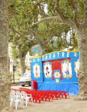 Les petites chaises rouges