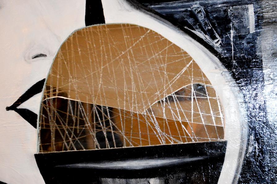 Donna con gelato particolare del cono di specchio