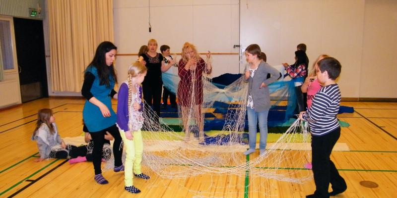 “LA SIRENA. ARTE-LA MIA SECONDA PELLE” PERFORMANCE ROSA DIDONNA PRESSO LA SCUOLA HÖNTTÄMÄEN, OULU, FINLANDIA