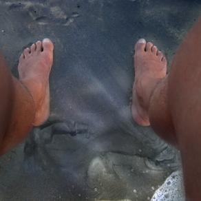 abasso lo sguardo che vedo in spiaggia ??? Petrolio.....