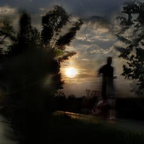 aspettando il tramonto alla via dei miracoli. il reale si mescola con irreale.