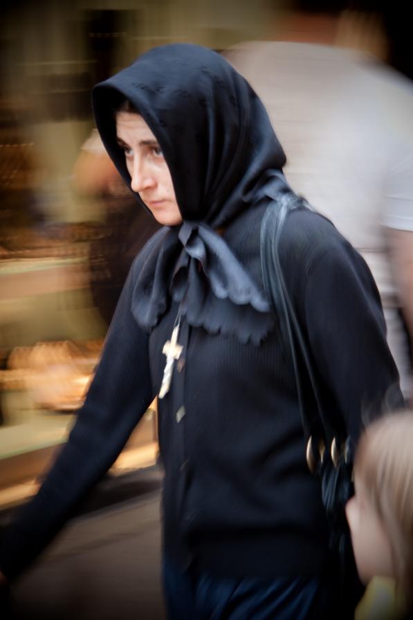 dans la vie avec une croix sur le cœur