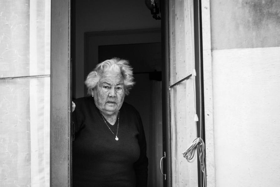 Anziana a Santa Maria La Scala, Catania