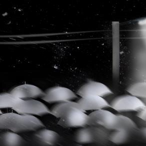 si avvicina la notte e Francesco che fa'? regala ombrelli,bianchi naturalmente,ma fuori fa freddo che gli regaliamo una sciarpa rossa ????