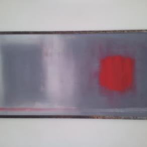 QUADRATO ROSSO SU SPAZIO GRIGIO