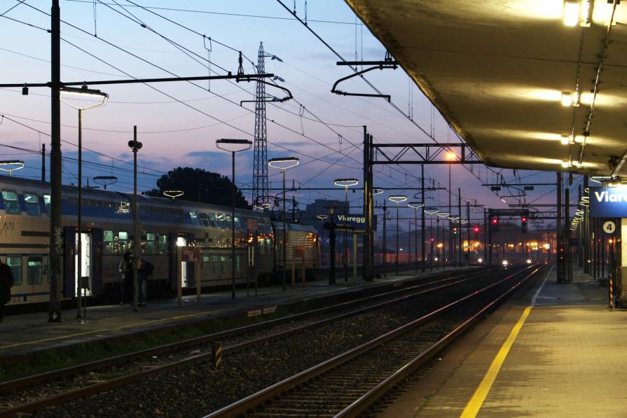 Stazione ferroviaria all'alba