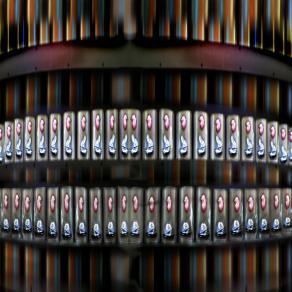 oggi al super un nuovo prodotto esposto  scatolette di " fame ",un prodotto che va a ruba.