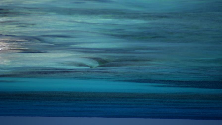 un unica onda in un oceano. un unica onda in un oceano.