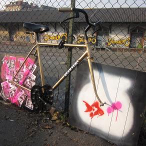 Bicicletta con quadri come ruote