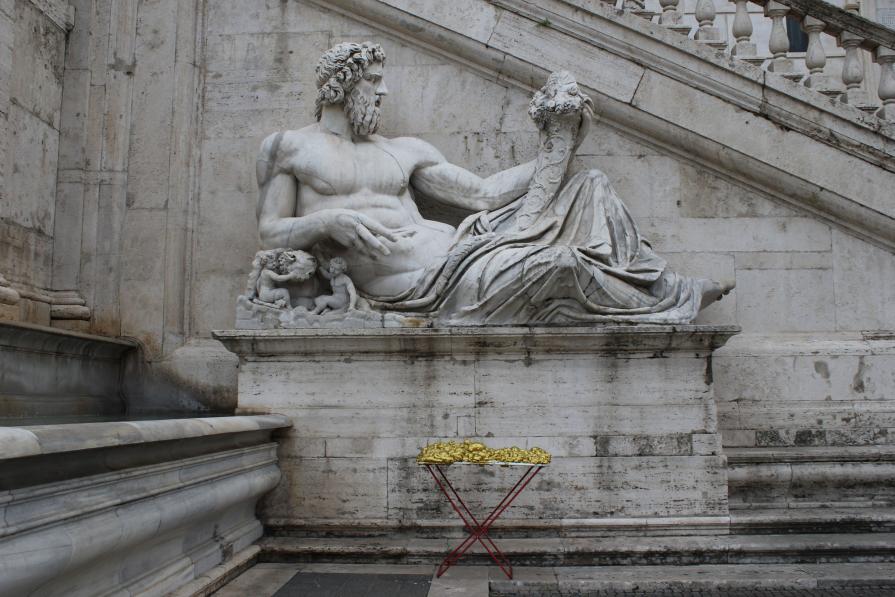 Goldene Erweiterung/Golden expansion. Street art project. Rome, Italy