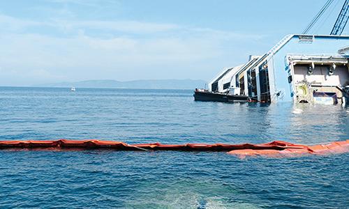 "La sottile barriera rossa" - Mostra fotografica di Filippo Trojano
