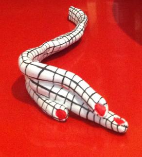 Mano di donna a scacchi con smalto rosso