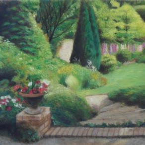 Scorcio di giardino con vaso di fiori