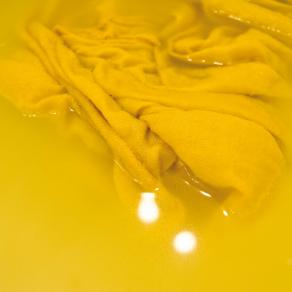 Bucato a mano giallo